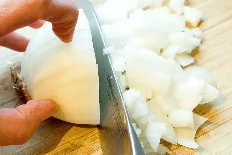 Sipuli kannattaa pilkkoa näin – vältyt kyyneliltä ja saat kerralla hienoa silppua