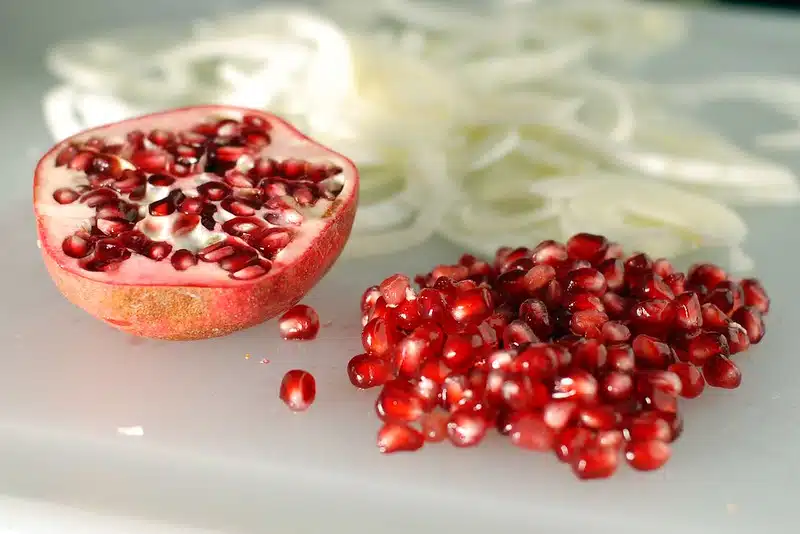 Tämä salaatti häviää kulhosta hetkessä – ihanan makea ja hapokas