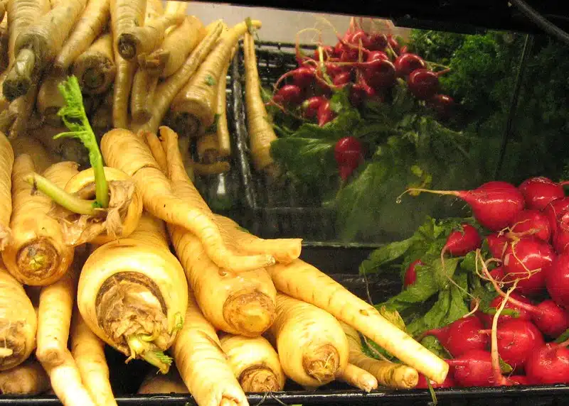 3 syytä miksi piparjuurta kannattaa syödä – vältä sitä, jos kuulut tähän riskiryhmään