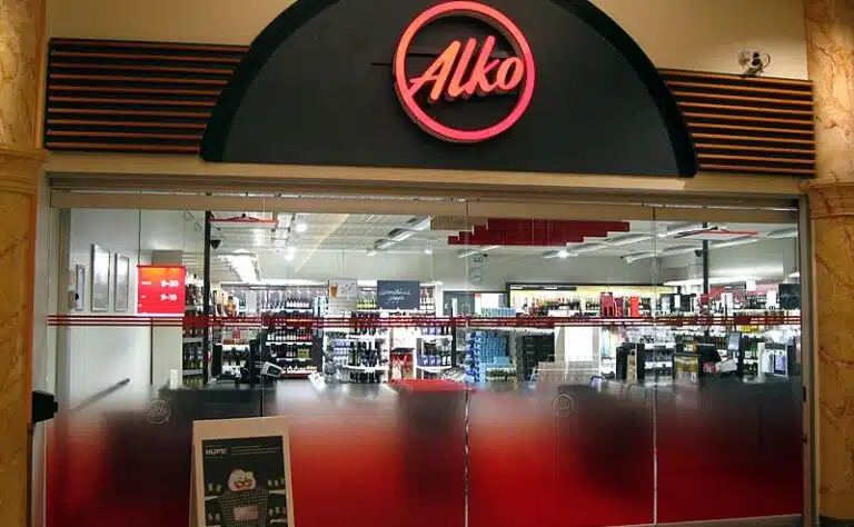 Veronkorotus astuu pian voimaan: Näin paljon viinipullon hinta kallistuu