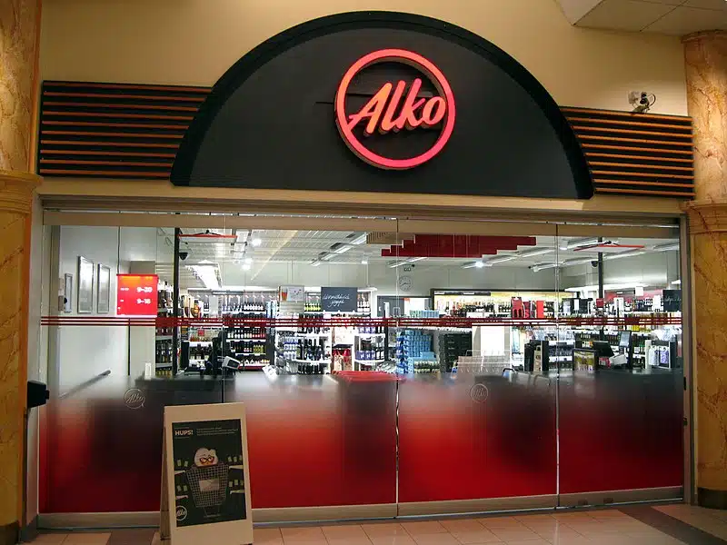 Veronkorotus astuu pian voimaan: Näin paljon viinipullon hinta kallistuu