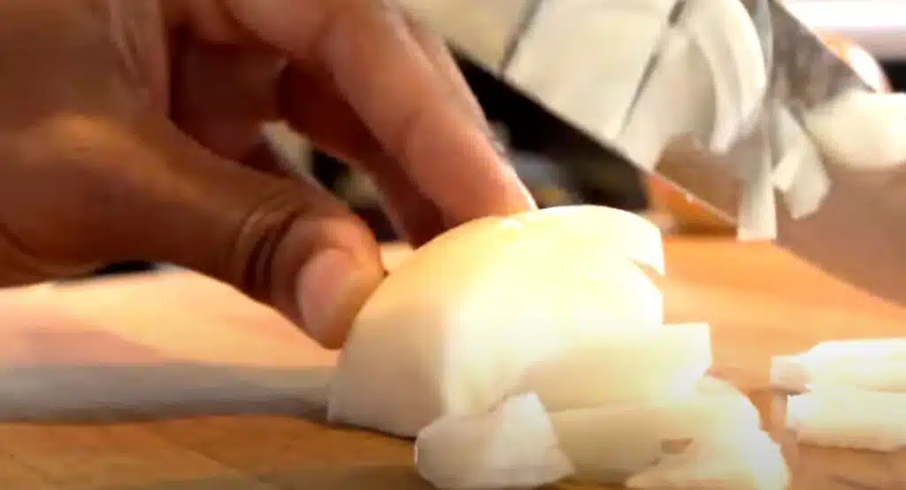 Laitoin sipulin 10 minuutiksi pakastimeen ennen leikkaamista – säästyin kyyneliltä