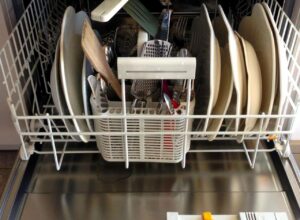 Unohda kalliit konetiskitabletit – näin teet niitä itse 4 aineksesta