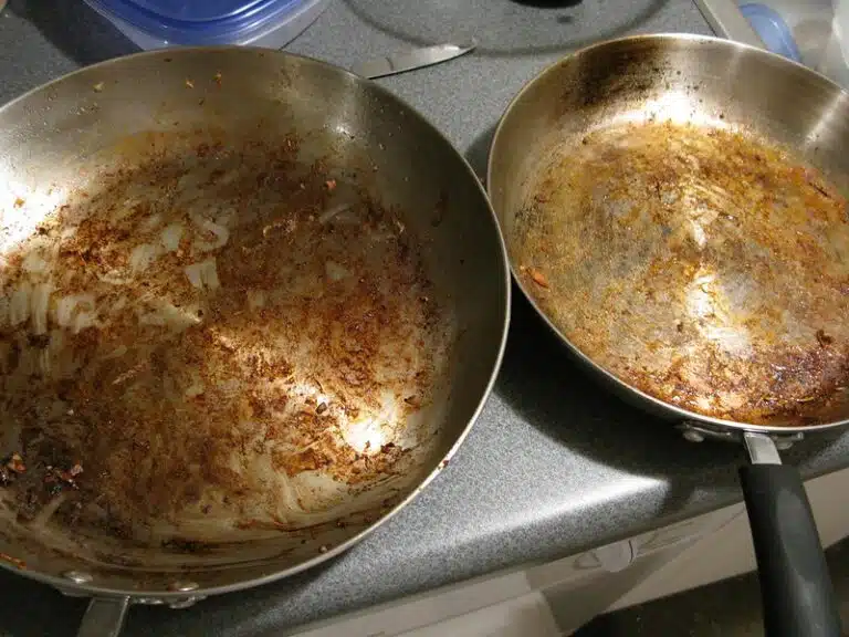 Vanhanajan kikka pohjaan palaneen ruoan irroittamiseen: Vain ruokasoodaa ja vettä