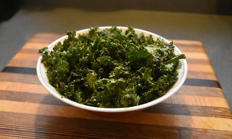 Tässä on paras tapa käyttää lehtikaalia – nämä sipsit katoavat hetkessä pelliltä