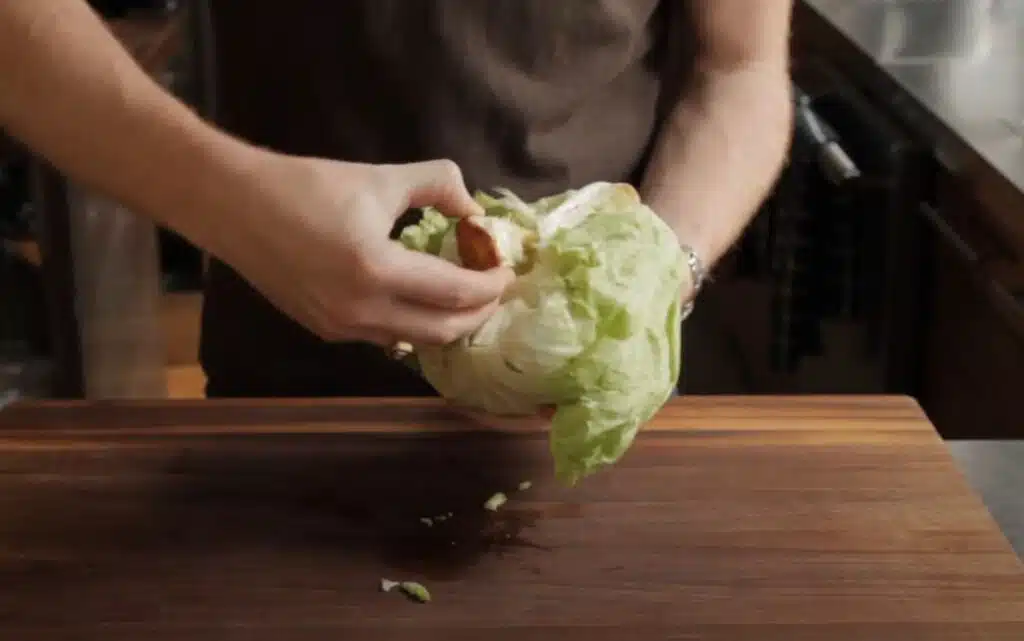 Poista keräsalaatin kanta yhdellä liikkeellä – toimenpiteeseen menee vain pari sekuntia