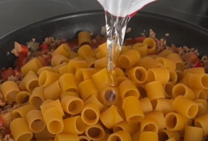 Nerokasta arkiruokaa! Marin loistava yhden pannun pasta: “Tiskiä ei synny juuri mitään”