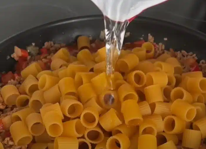 Nerokasta arkiruokaa! Marin loistava yhden pannun pasta: ”Tiskiä ei synny juuri mitään”