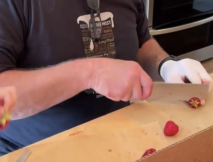 Harva tietää, että mansikan kanta tulisi poistaa haarukan avulla – nerokas kikka