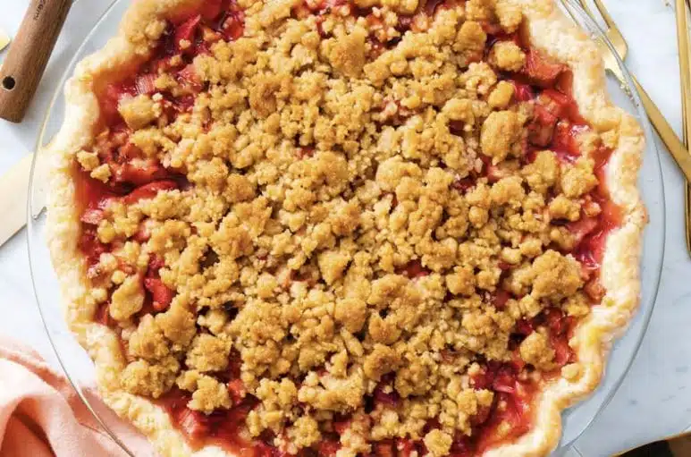 Mummon raparperipiirakka ei petä – nappaa klassikkoresepti talteen tästä