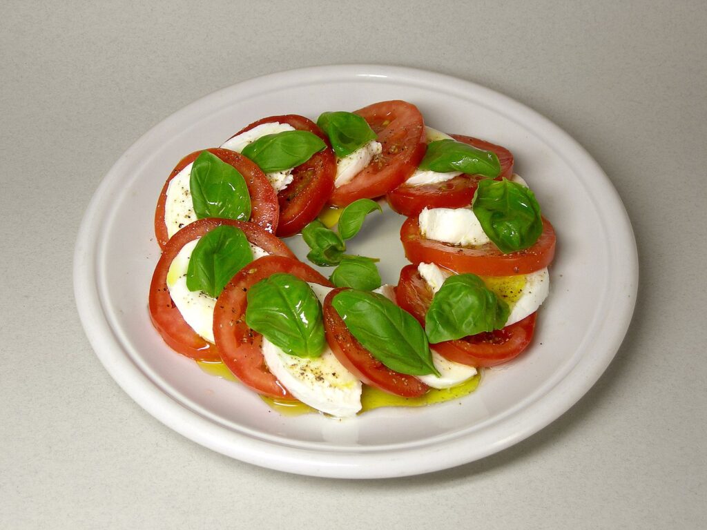 Klassikkosalaatti syntyy mozzarellasta ja tomaatista - mainio lisä juhannuspöytään Klassikkosalaatti syntyy mozzarellasta ja tomaatista – mainio lisä juhannuspöytään