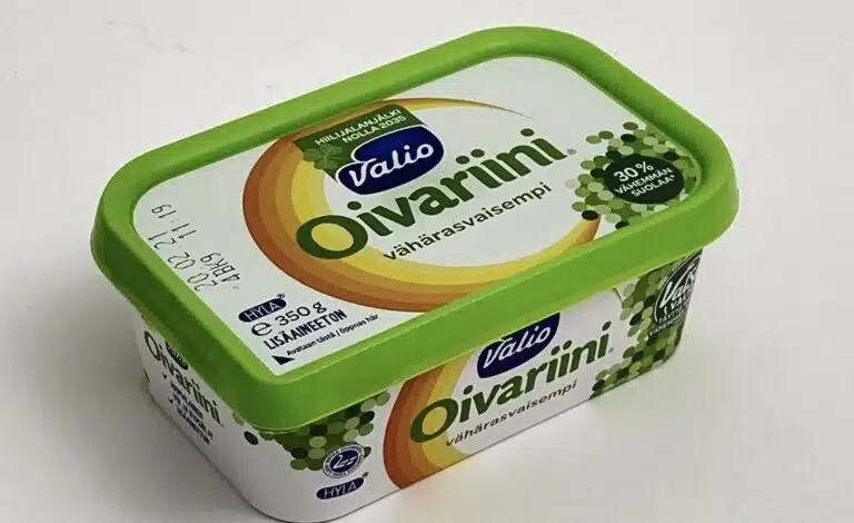 Pitääkö margariinin folio­kansi ottaa pois? Asiantuntijalta selvä vastaus