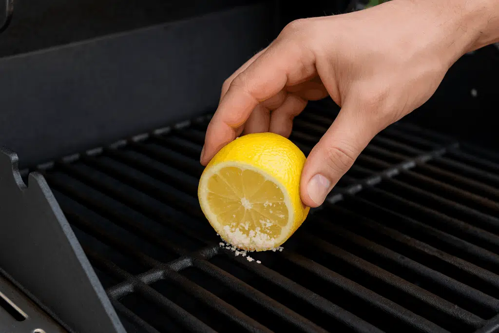 Paras tapa puhdistaa grilli – tarvitset vain suolaa ja sitruunaa