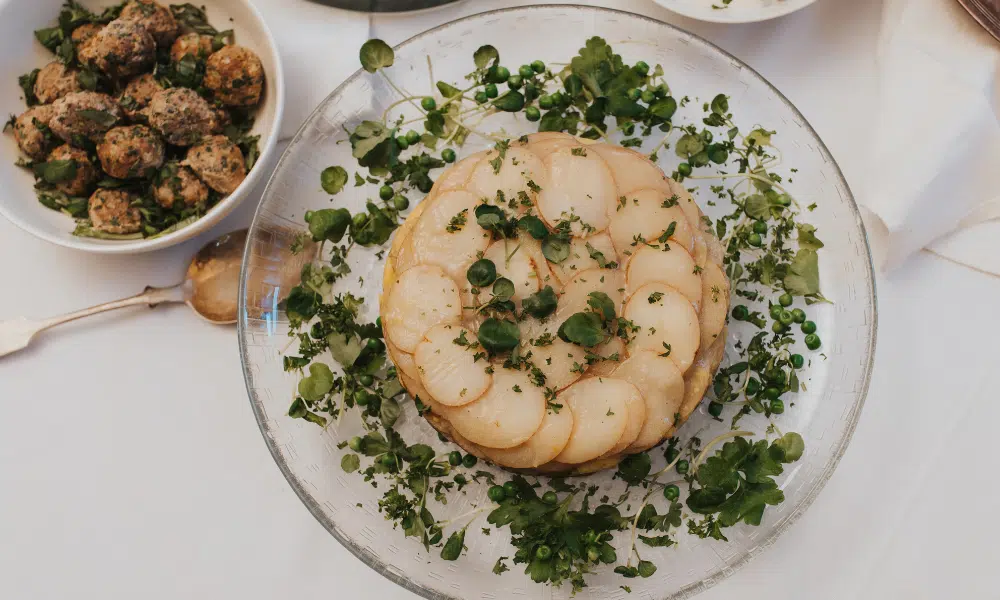 Valkosipulilla maustettu perunakakku – erinomainen juhannusherkku