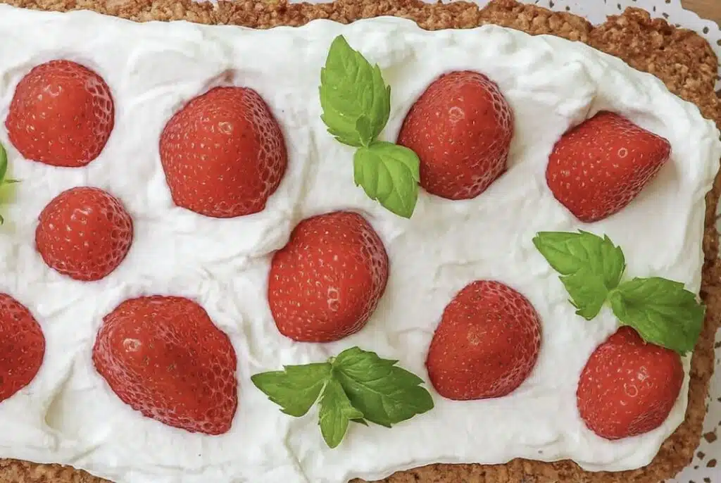 Rapea mansikka­kakku hurmasi koko perheeni – kokeile Outin reseptiä