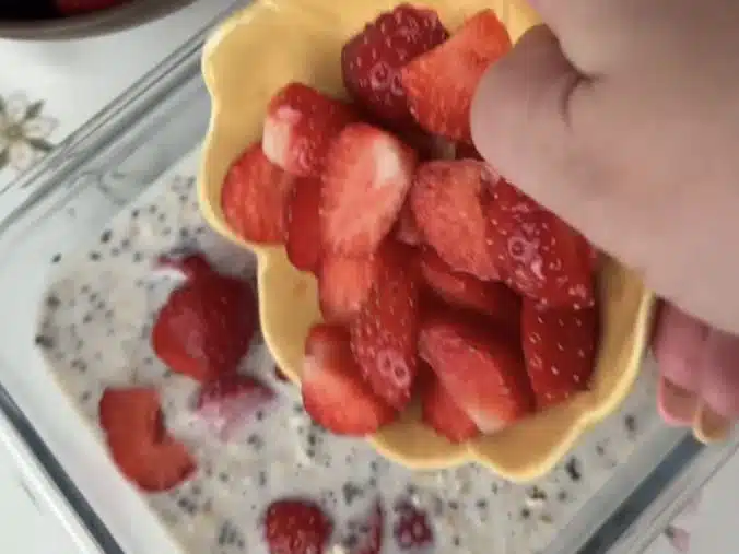 Tiinan mansikka-tuorepuuro on lyömätön aamiaisherkku: ”Tää oli hyvää, kiitos”