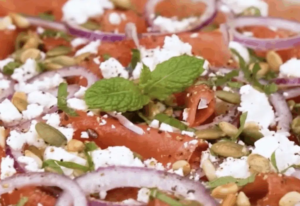 Vesimelonia kannattaa leikata juustohöylällä – lopputuloksena syntyy ihana carpaccio