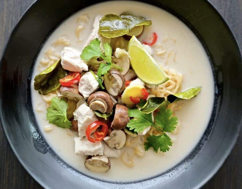 Harri Syrjänen muuttaa valmisnuudelit herkulliseksi keitoksi - superhelppo resepti Tom kha gai keitto