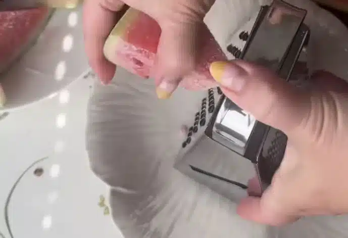 Tiina pakastaa vesimelonin ja raastaa sen laseihin - jokaisen kannattaa kokeilla tätä Tiina pakastaa vesimelonin ja raastaa sen laseihin – jokaisen kannattaa kokeilla tätä