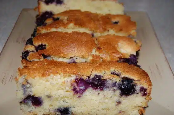 Ruokatoimittaja lisää mustikkakakkuun tätä – lopputuloksesta tulee mehevä ja kostea