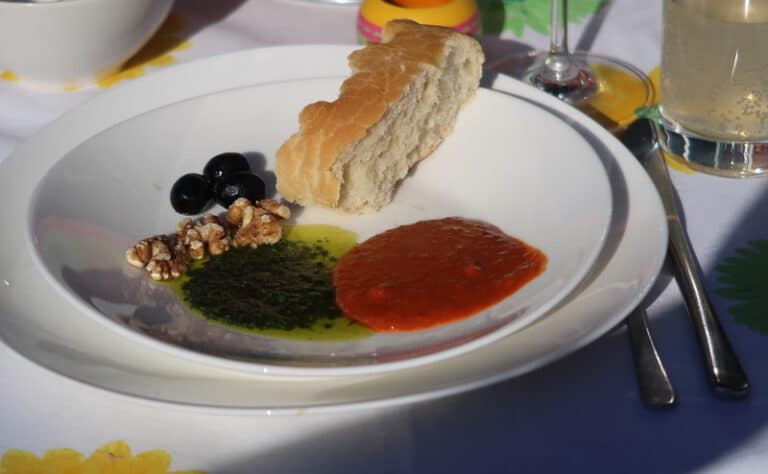 Tämä kastike menee kuumille kiville - valmistuu yksinkertaisista raaka-aineista Tämä kastike menee kuumille kiville – valmistuu yksinkertaisista raaka-aineista