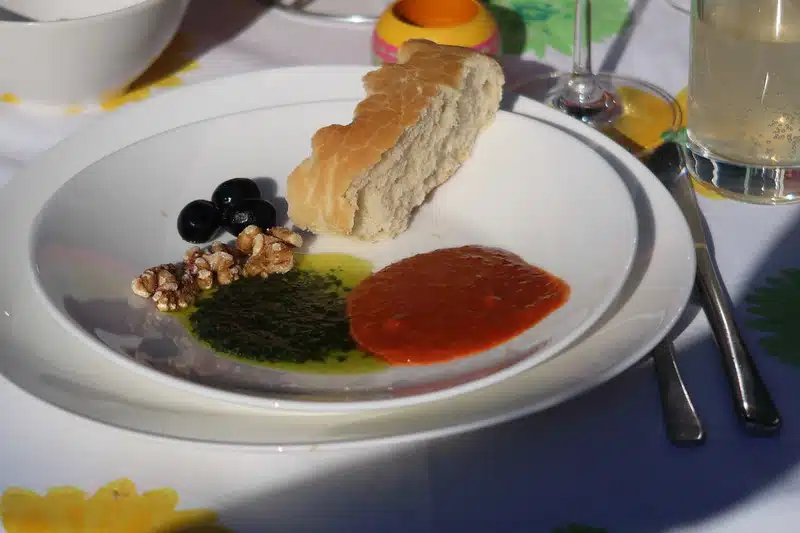 Tämä kastike menee kuumille kiville – valmistuu yksinkertaisista raaka-aineista