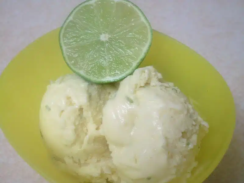 Hunajasta ja limestä valmistettu jäätelö vie kielen mennessään – ilman jäätelökonetta