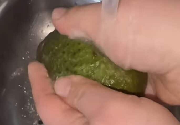 Avokadoissa piillee tartuntariski, josta moni ei tiedä – tee tämä ennen syömistä