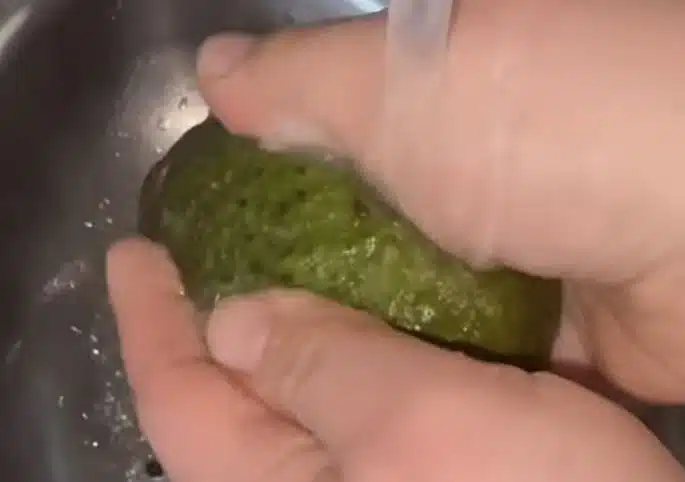 Avokadoissa piillee tartuntariski, josta moni ei tiedä – tee tämä ennen syömistä