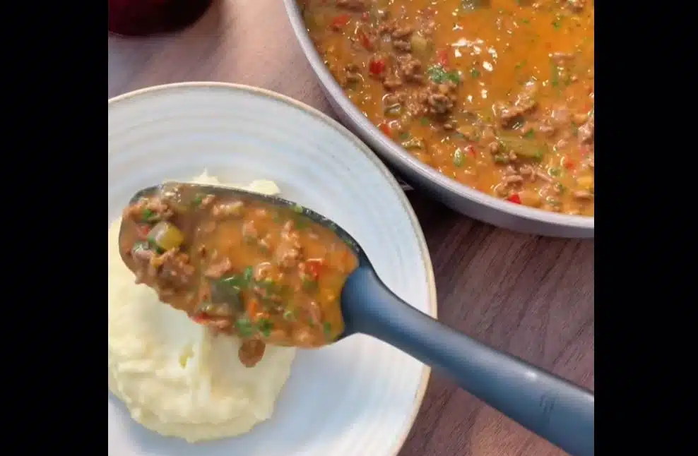 "Kaikkien aikojen paras jauhelihakastike" - Suomalaisnaisen kastikkeessa on pieni juju ”Kaikkien aikojen paras jauhelihakastike” – Suomalaisnaisen kastikkeessa on pieni juju