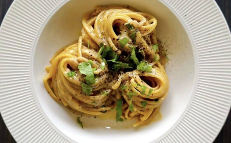 Harri Syrjänen valmistaa sipulista jotain herkullista: "Saa kaikki itkemään onnesta" Harri Syrjänen valmistaa sipulista jotain herkullista: ”Saa kaikki itkemään onnesta”