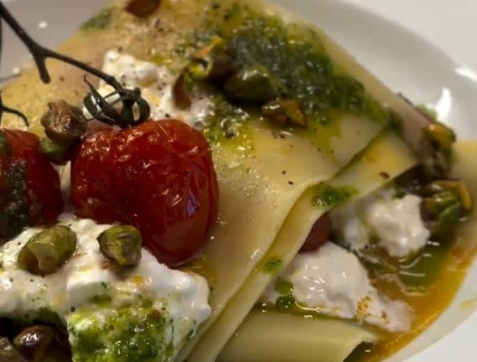 Tiiun kesälasagne kootaan suoraan lautaselle: ”Siis aivan superhyvää”