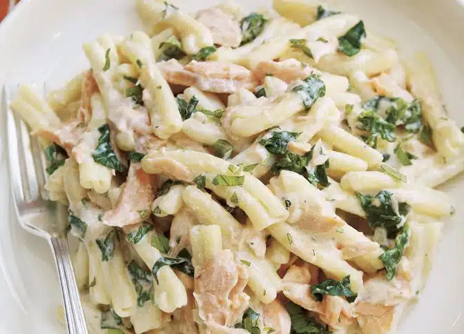 Niin juhlaan kuin arkeen – tämä kylmäsavulohipasta on liian hyvää!