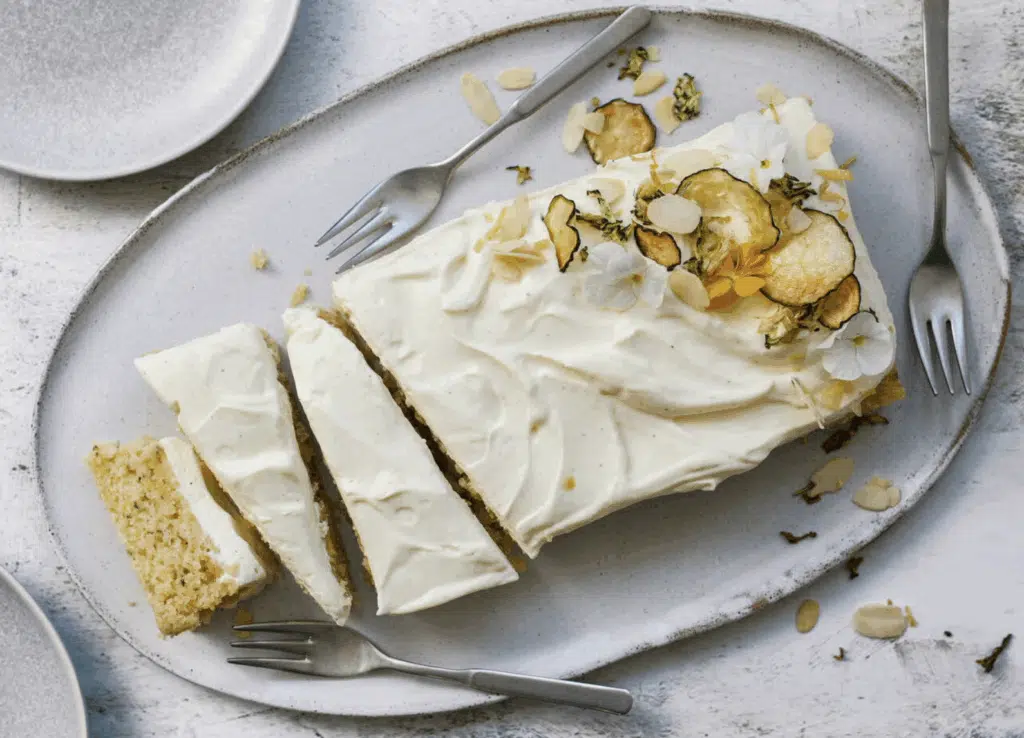 Kesäkurpitsasta valmistettu herkku haastaa porkkanakakun: Makeampi ja raikkaampi