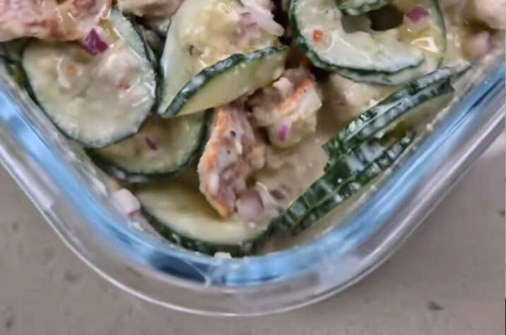 Tämä hittisalaatti sekoitetaan yhdellä ravistuksella – runsaasti proteiinia ja makua