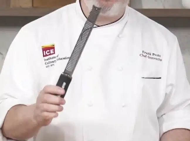 Hienonna valkosipuli hetkessä ilman veistä – ammattikokkien kikka