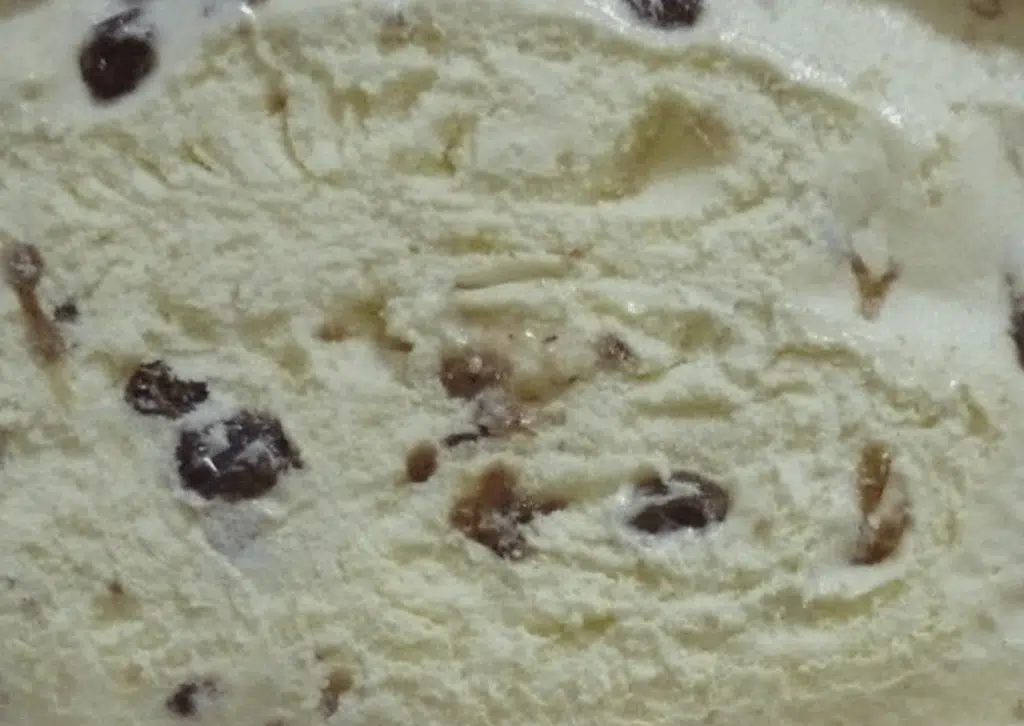 Vanhanajan unohdettu herkkujäätelö – valmistuu vain 3 aineksesta ilman konetta