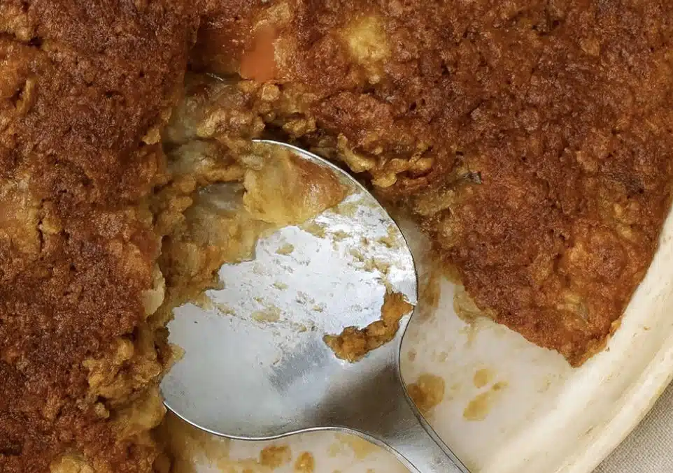 Outin omenapiirakassa on erityisen ihana ja rapea pinta - salaisuus piilee näissä aineksissa Outin omenapiirakassa on erityisen ihana ja rapea pinta – salaisuus piilee näissä aineksissa