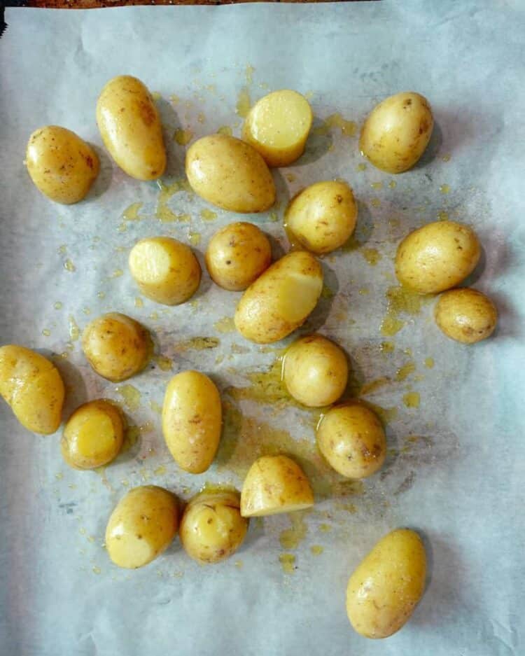 Puikulaperunoista tulee julmetun hyviä tällä reseptillä - tarvitset vain suolaa ja öljyä boiled potatoes 750x937 1