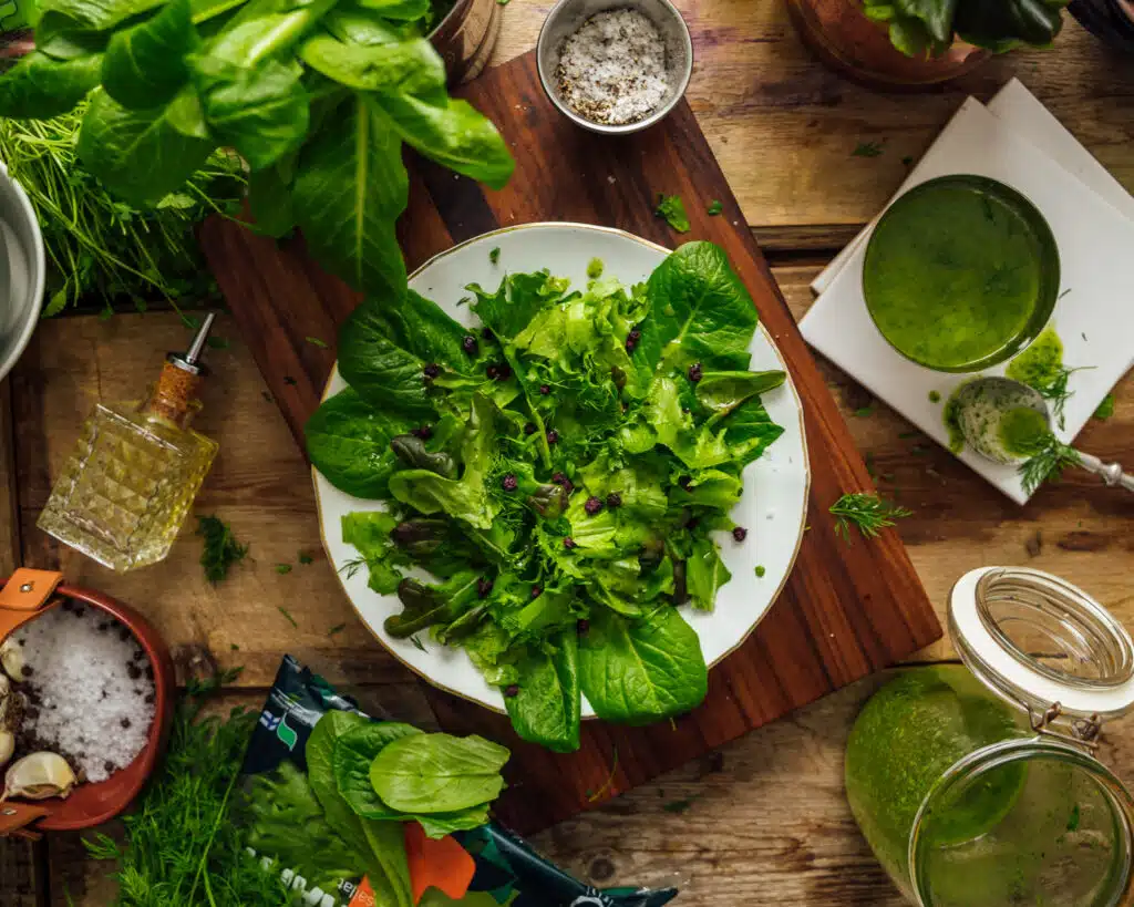 Huippukokin helppo salaattikastike – kaada 4 ainesta kuppiin ja sekoita