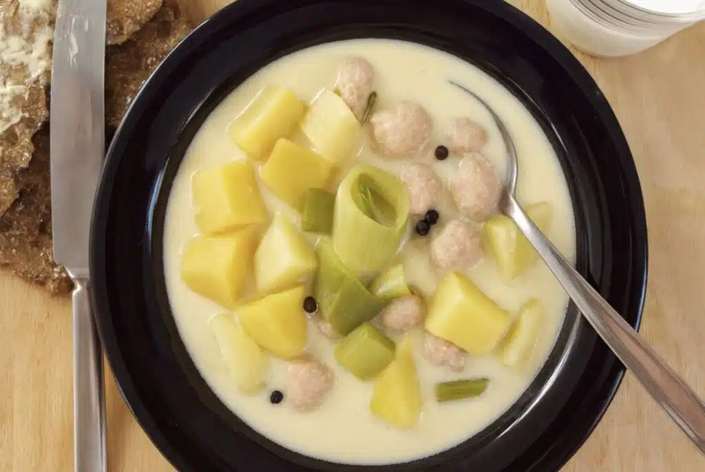 Lisäsin siskonmakkarakeittoon tätä – jokainen lapseni otti toisen lautasellisen