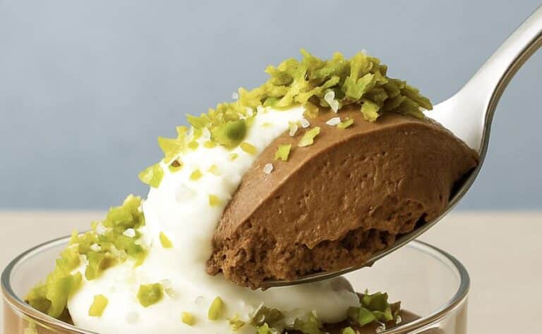 Ei kananmunia tai paistamista - vieraat rakastuvat tähän suklaamousseen Ei kananmunia tai paistamista – vieraat rakastuvat tähän suklaamousseen