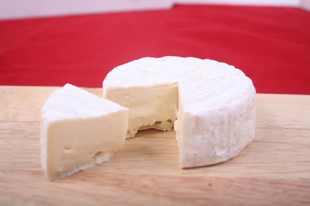Julmetun hyvä herkku vain kolmesta aineksesta - chiliä, hunajaa ja juustoa food dairy product cheese parmigiano reggiano animal source foods animal fat 908832