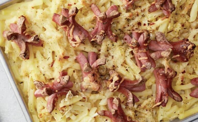 Tämä peruna-nakkivuoka on pelastanut kiireen keskellä monesti – vain 6 ainesta