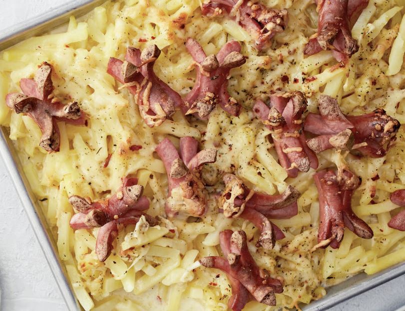 Tämä peruna-nakkivuoka on pelastanut kiireen keskellä monesti – vain 6 ainesta