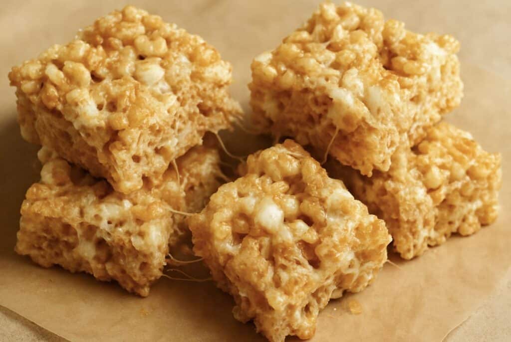 Valmistin riisimuroista ihania patukoita – reseptiin tarvitaan vain 5 ainesta