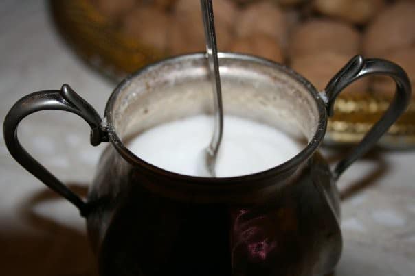 Join tätä juomaa ennen nukkumaanmenoa – nukahtaminen tuntui paljon helpommalta Kuumaa maitoa kupissa