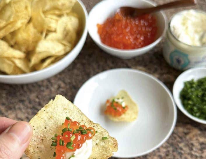 Mainio herkku Linnan juhlien katseluun - koko pelti syödään lähetyksen aikana Mainio herkku Linnan juhlien katseluun – koko pelti syödään lähetyksen aikana