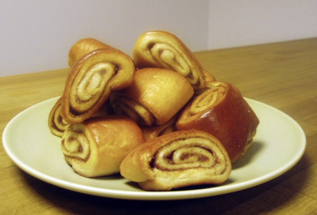 Täydellinen isänpäiväjälkkäri syntyy, kun ostat korvapuusteja ja teet niille tämän Täydellinen isänpäiväjälkkäri syntyy, kun ostat korvapuusteja ja teet niille tämän