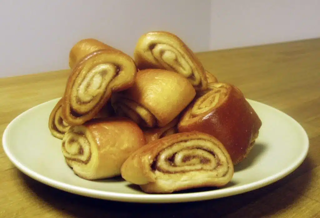 Täydellinen isänpäiväjälkkäri syntyy, kun ostat korvapuusteja ja teet niille tämän